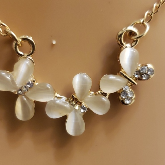 Butterfly Trendy Necklace - Picture 5 of 9